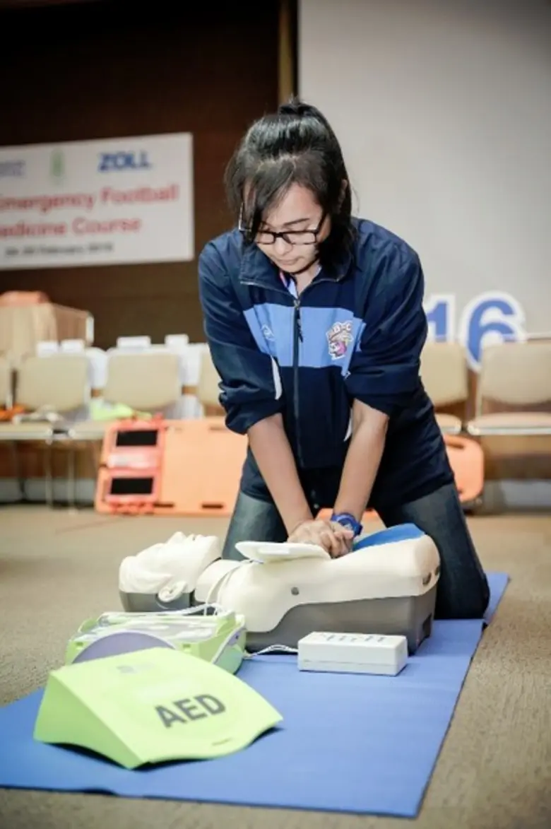 เสริมศักยภาพบุคลากรสโมสรฟุตบอลชั้นนำไทย ป้องกันวิกฤตนักฟุตบอลเสียชีวิตกลางสนาม โดยการอบรม “FIFA Football Emergency Medicine Course” ครั้งแรกในอาเซียน