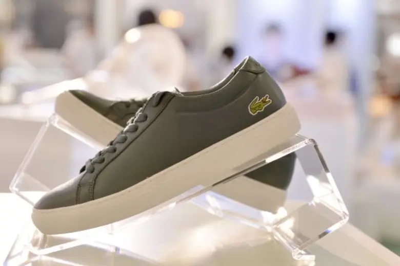 “ลาคอสท์” ฉลองเปิดตัวรองเท้าพรีเมี่ยมสนีคเกอร์ รุ่น L.12.12 แฟนพันธุ์แท้ ลาคอสท์ นำโดย “ครอบครัวเปล่งพานิช” พร้อมศิลปินคนดังทั่ววงการร่วมงานคับคั่ง