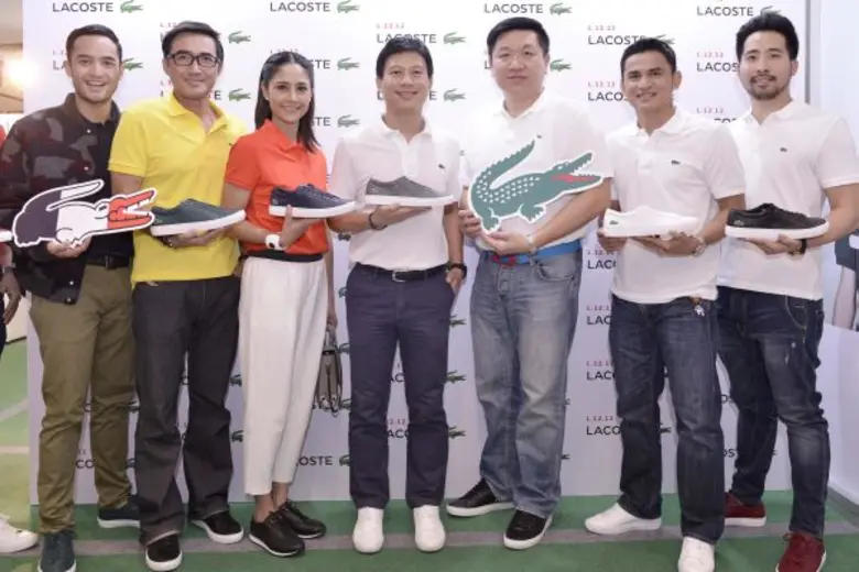 “ลาคอสท์” ฉลองเปิดตัวรองเท้าพรีเมี่ยมสนีคเกอร์ รุ่น L.12.12 แฟนพันธุ์แท้ ลาคอสท์ นำโดย “ครอบครัวเปล่งพานิช” พร้อมศิลปินคนดังทั่ววงการร่วมงานคับคั่ง