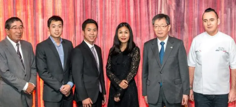 ประธานพร พรประภา (ที่ 3 จากขวา) กรรมการผู...