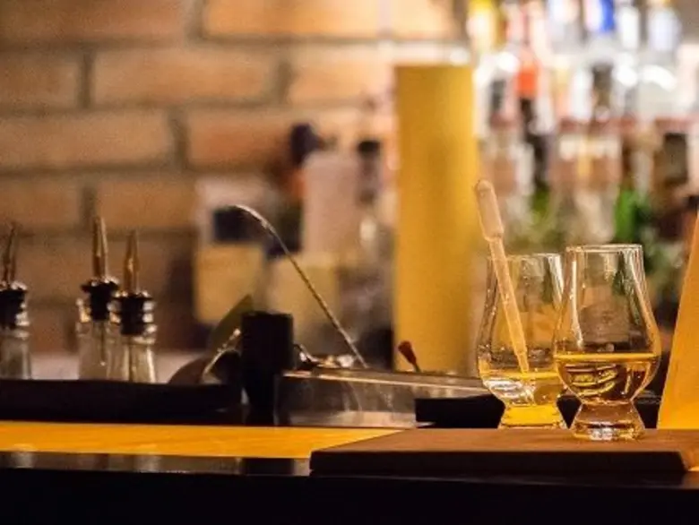 ย้อนยุคไปกับบรรยากาศปาร์ตี้แนวเพลงสไตล์ร็...