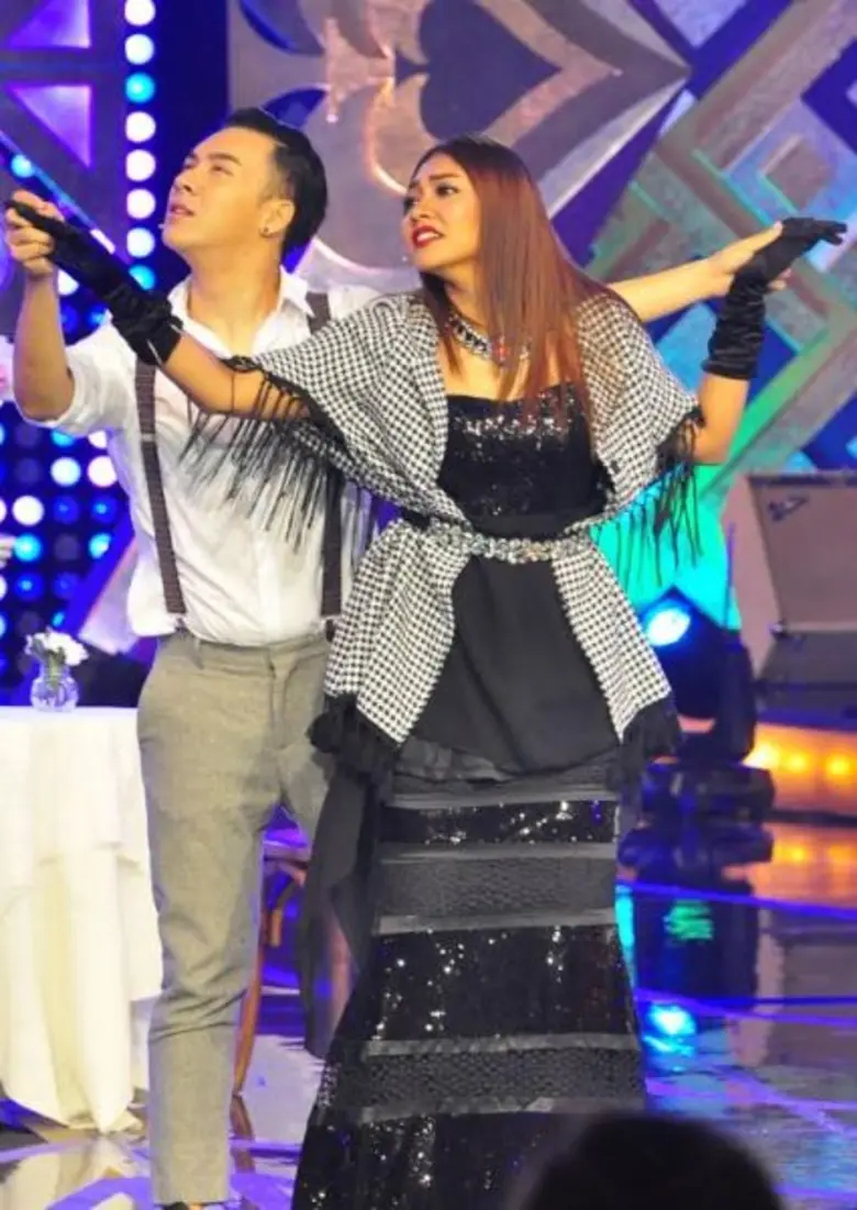 ทีวีไกด์: รายการ "4โพดำ Super Show" “4โพดำ” ฮาหนักมาก!! แปลงโฉม “ตั้ม-แก้ม” เป็น “แจ็ค&โรส ไททานิค”