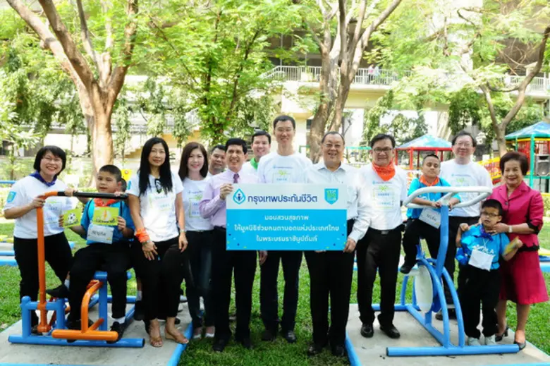 นายโชน โสภณพนิช (กลาง) กรรมการผู้จัดการให...