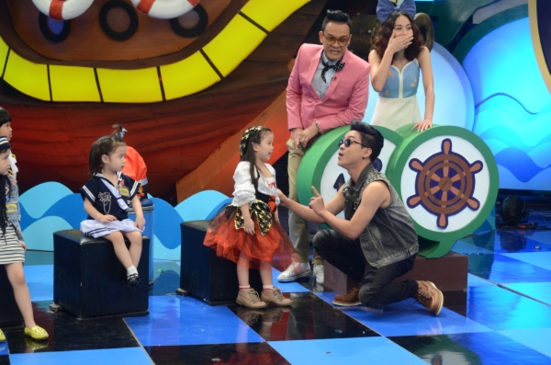 ไม่รู้ว่าสองพี่เลี้ยง จะมาช่วยน้องๆหรือจะ...