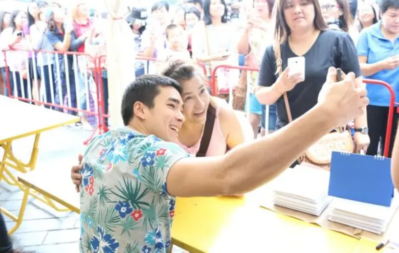 ตลาดนัดดารา วิก 3 พระราม 4 สุดคึกคัก “ณเดชน์” บุกตลาด ชวนแฟนๆร่วมซื้อปฏิทิน “NADECH” หารายได้เข้าทำบุญ