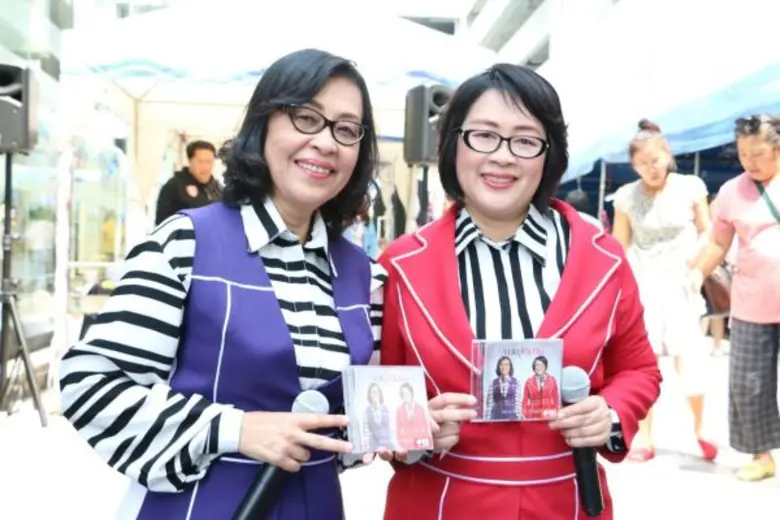 ตลาดนัดดารา วิก 3 พระราม 4 สุดคึกคัก “ณเดชน์” บุกตลาด ชวนแฟนๆร่วมซื้อปฏิทิน “NADECH” หารายได้เข้าทำบุญ