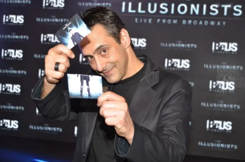 ไม่เสียชื่อนักมายากลมือหนึ่งของโลก "Luis ...