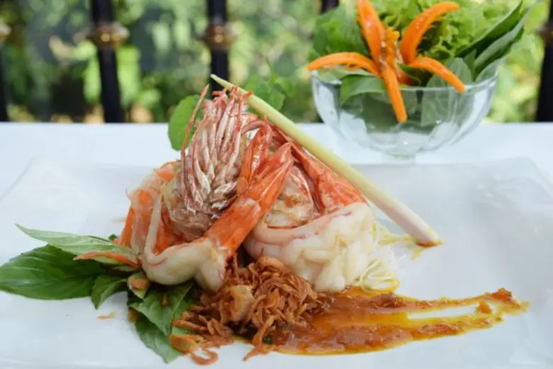 เชฟฝีมือดีจากห้องอาหารสายชลรังสรรค์สองเมน...