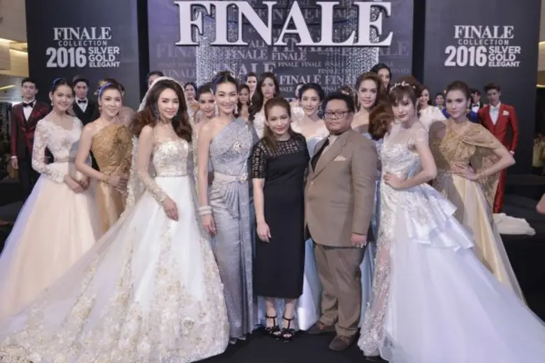 ซุปเปอร์สตาร์เดินแฟชั่นในคอลเลคชั่นสุดพิเศษ FINALE WEDDING STUDIO COLLECTION 2016 SILVER GOLD ELEGANT