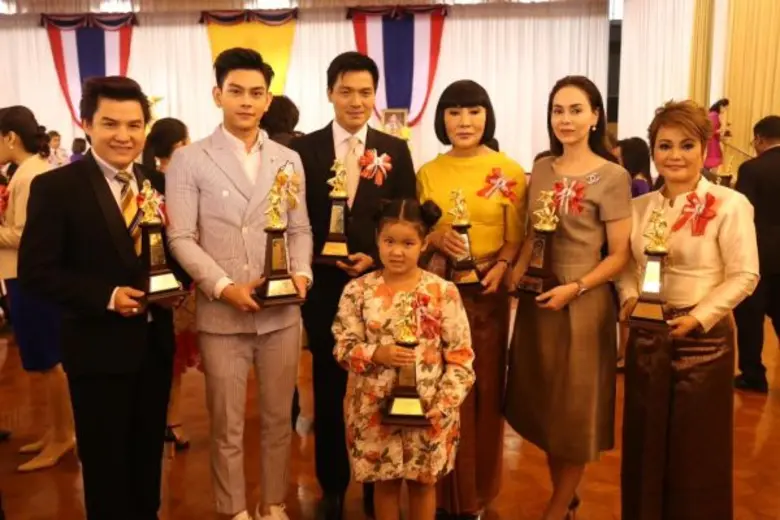 ศิลปิน-ดารา เอี๊ยง สิทธา-ม้า อรนภา-นัท มีเรีย-บ๊อบ บดินทร์ ตบเท้าเข้ารับรางวัลเทพทอง ครั้งที่ 17