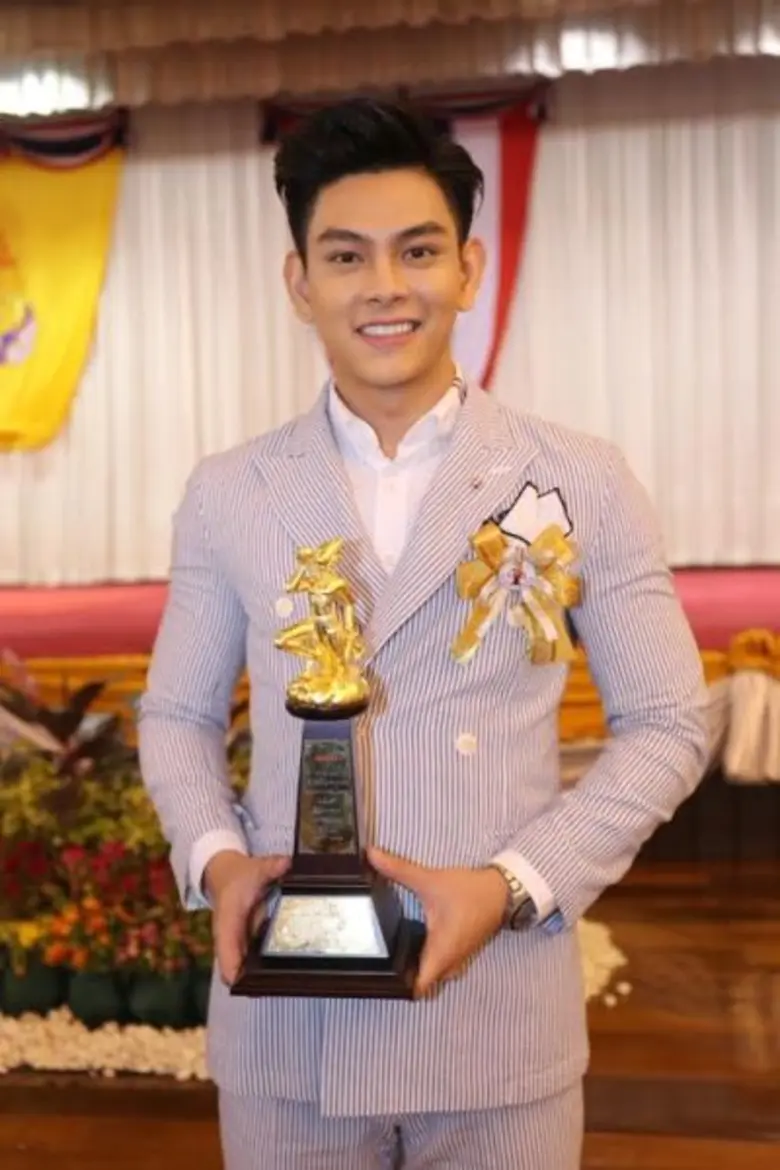 ศิลปิน-ดารา เอี๊ยง สิทธา-ม้า อรนภา-นัท มีเรีย-บ๊อบ บดินทร์ ตบเท้าเข้ารับรางวัลเทพทอง ครั้งที่ 17