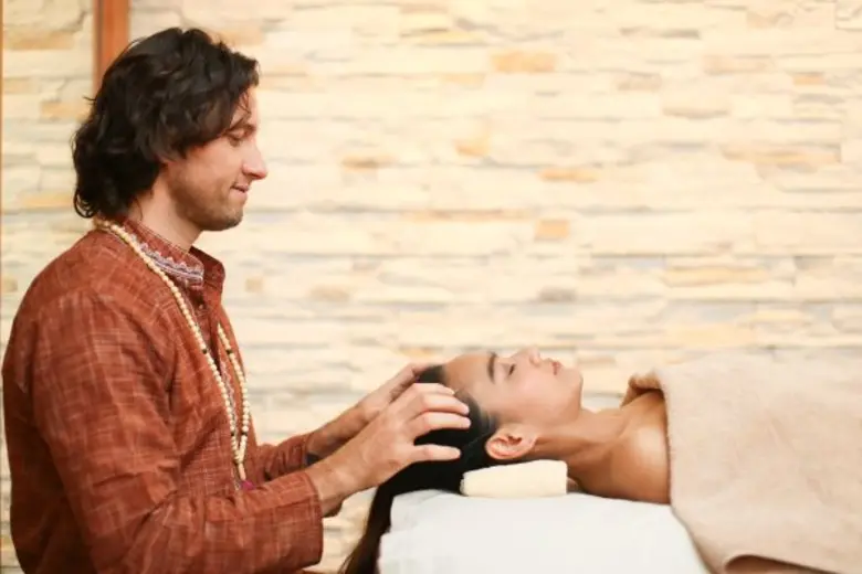 บรรยายภาพ: ไรอัน แครบบ์ (ที่ 2 จากซ้าย) ผ...