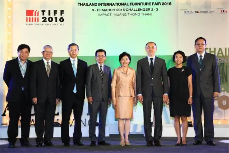 นางมาลี โชคล้ำเลิศ (ที่ 4 จากขวา) อธิบดีก...