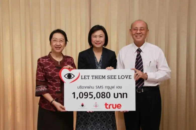 ศาสตราจารย์แพทย์หญิงลลิดา ปริยกนก (ซ้าย) ...