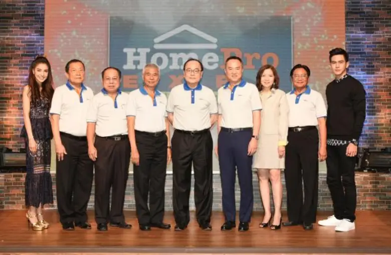 นายอนันต์ อัศวโภคิน ประธานกรรมการพร้อมด้ว...