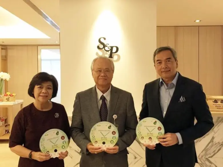 นายสมพงษ์ ตันเจริญผล (กลาง) รองประธานอาวุ...