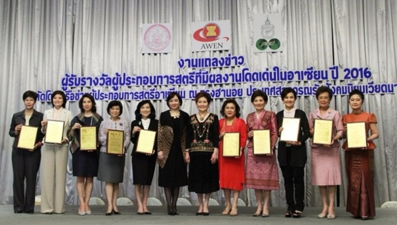 คุณอนุสรี ทับสุวรรณ ประจำสำนักเลขาธิการนา...