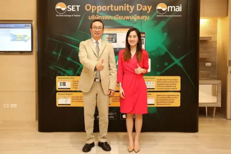 นางสาวสุธิดา มงคลสุธี (ขวา) ประธานเจ้าหน้...