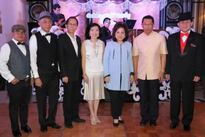 สุพัตรา จิราธิวัฒน์ (คนที่ 4 จากซ้าย) รอง...