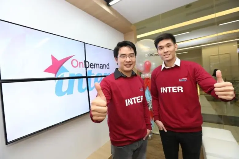 นายสุธี อัสววิมล (ซ้าย) ผู้ก่อตั้งโรงเรีย...