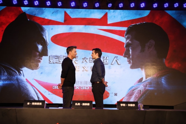 เดินสายโปรโมทภาพยนตร์ฟอร์มยักษ์ของศึกสองซ...