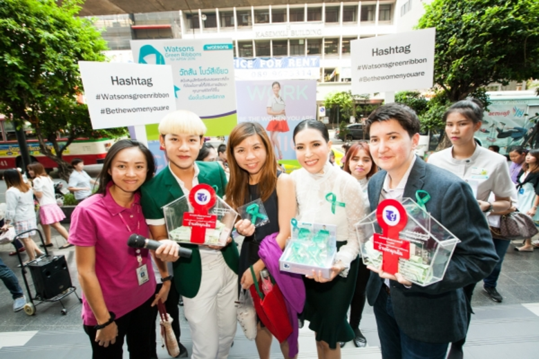 ภาพข่าว: ดีเจนุ้ย – กิ๊ก มยุริญ นำทีมขายโบว์สีเขียวในกิจกรรม “วัตสัน โบว์สีเขียว ปี 4” ชวนจิตอาสาร่วมทำบุญช่วยเหลือสมาคมส่งเสริมสถานภาพสตรี ในวันสตรีสากล