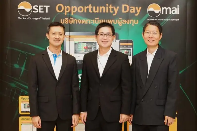 ดร.ชเนศวร์ แสงอารยะกุล (กลาง) ประธานกรรมก...