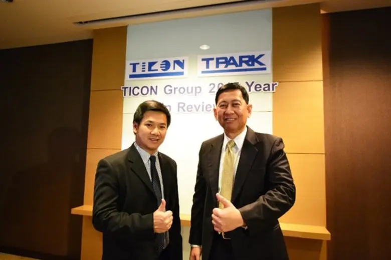 Mr. Virapan Pulges (right), Managing Dire...