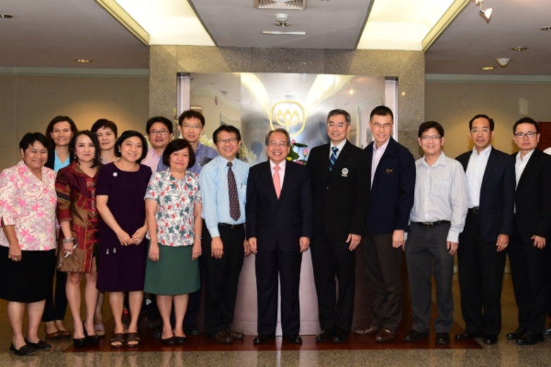 นายวีรชัย รัตนบานชื่น (ที่ 6 จากขวา) ประธ...