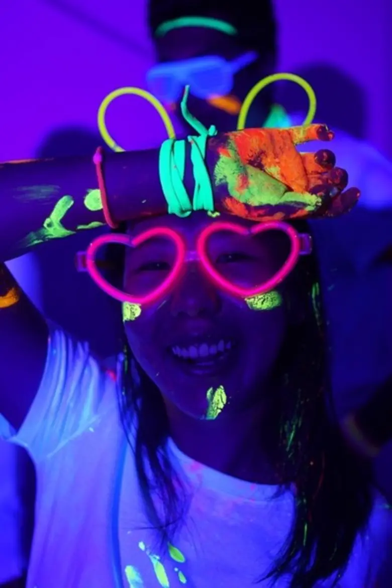 ร่วมสร้างรอยยิ้มกับงานวิ่งการกุศล Colour Miles for Smiles 2016: Neon Edition