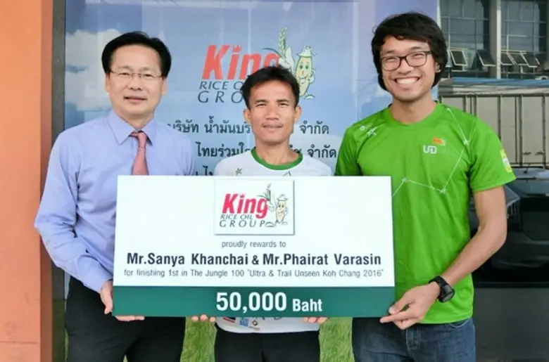 นายประวิทย์ สันติวัฒนา (ซ้าย) กรรมการบริห...