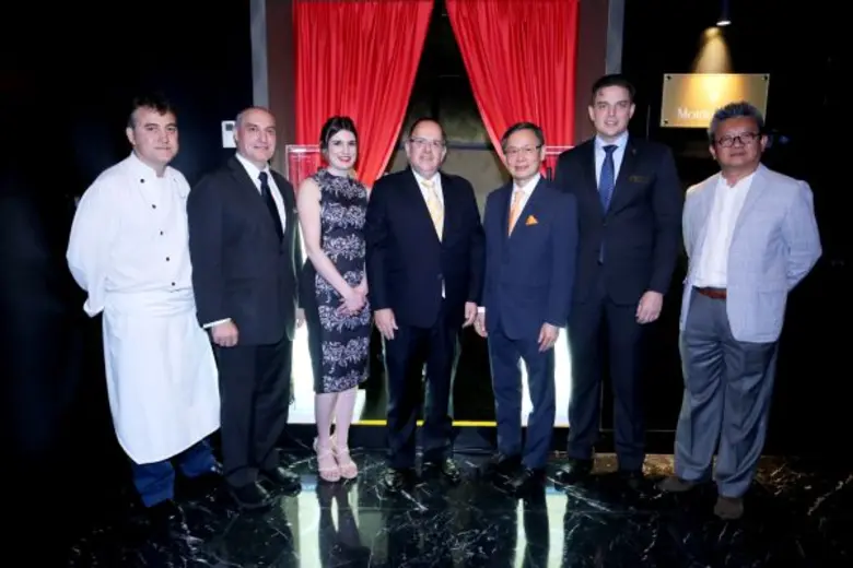 มร.วิม เอ็น. เอ็ม. ฟาเก็ล (คนที่ 4 จากซ้า...