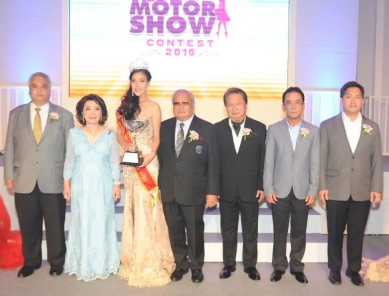 ดร. ปราจิน เอี่ยมลำเนา (คนกลาง) ในฐานะประ...