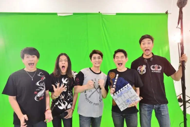 เป็นการถ่ายทำมิวสิควิดีโอที่บ้าพลังทั้งคน...