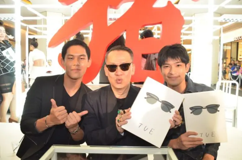  “แพนเค้ก” – “เป้” ชวนก๊วนดารายินดี & รุมขอลายเซ็นต์ เปิดตัวหนังสือ “ตือบุ๊ค”