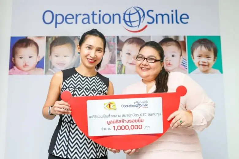 นางสาวสิรีรัตน์ คอวนิช (ซ้าย) ผู้จัดการอา...