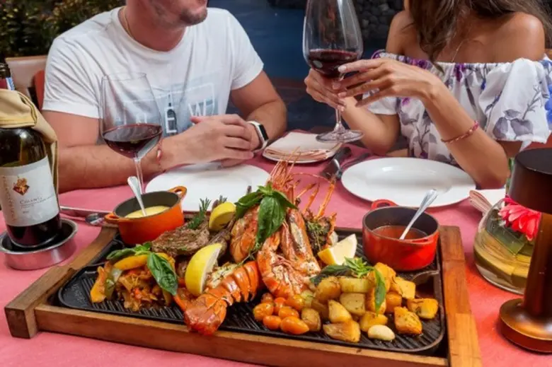 สนับสนุนกิจกรรมเปลี่ยนโลก “ปิดเพื่อเปลี่ยน” อาหารค่ำใต้แสงเทียนโดยอังสนาลากูน่าภูเก็ต