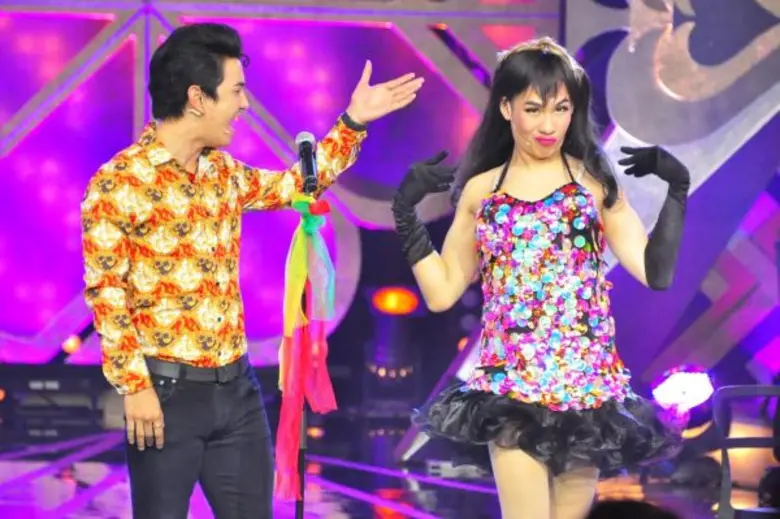 ทีวีไกด์: รายการ "4โพดำ Super Show" “นิว” อ้าปากค้าง!! ไม่เคยเห็น “ตั้ม” แต่งหญิงแดนซ์สะบัด