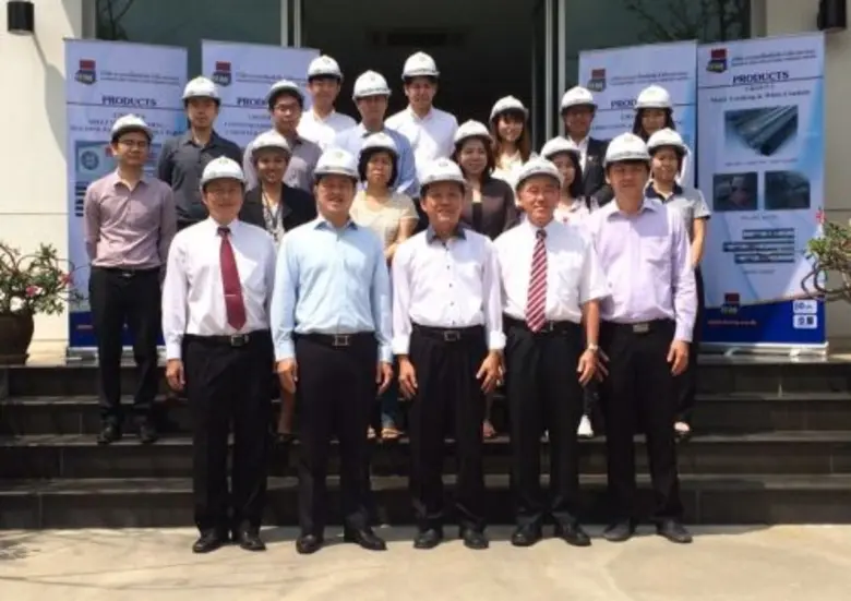 นายธานิน สัจจะบริบูรณ์ (ที่3จากซ้ายแถวหน้...