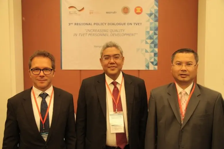 ในภาพ (จากซ้าย) ดร. นีลส์ ไกสเลอร์ ผู้อำน...