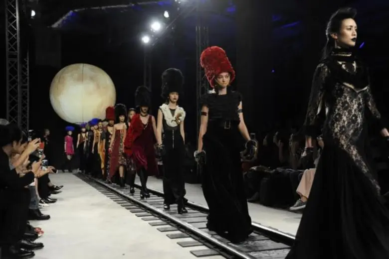 รันเวย์ “ANCHAVIKA” ฮอตฉ่า!! รับสปริง/ซัมเมอร์ รวมตัวแม่สุด “สตรอง เกิร์ล”!!