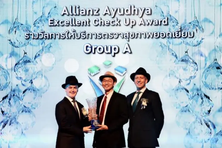 นายแพทย์วิโรจน์ ตระการวิจิตร (กลาง) ผู้อำ...