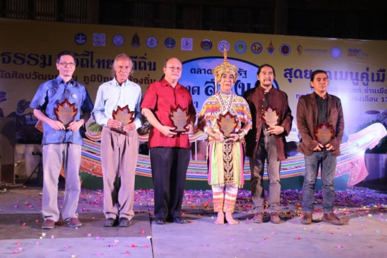 ภาพข่าว: คณบดีศิลปกรรมฯ-อาจารย์ มรภ.สงขลา พาเหรดรับรางวัลศิลปินดีเด่น