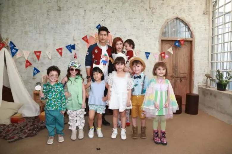 พระเอกมาดเท่ “ติ๊ก-เจษฎาภรณ์” ปลื้ม “แอน – นัท – แอฟ” แท็กทีม ให้กำลังใจ เปิดแบรนด์เสื้อผ้าเด็ก LittleFox (ลิตเติ้ลฟ็อคซ์) คอลเลกชั่นใหม่รับลมร้อน