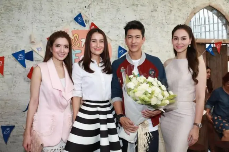 พระเอกมาดเท่ “ติ๊ก-เจษฎาภรณ์” ปลื้ม “แอน – นัท – แอฟ” แท็กทีม ให้กำลังใจ เปิดแบรนด์เสื้อผ้าเด็ก LittleFox (ลิตเติ้ลฟ็อคซ์) คอลเลกชั่นใหม่รับลมร้อน