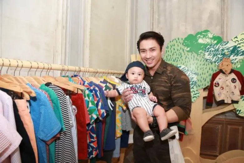 พระเอกมาดเท่ “ติ๊ก-เจษฎาภรณ์” ปลื้ม “แอน – นัท – แอฟ” แท็กทีม ให้กำลังใจ เปิดแบรนด์เสื้อผ้าเด็ก LittleFox (ลิตเติ้ลฟ็อคซ์) คอลเลกชั่นใหม่รับลมร้อน