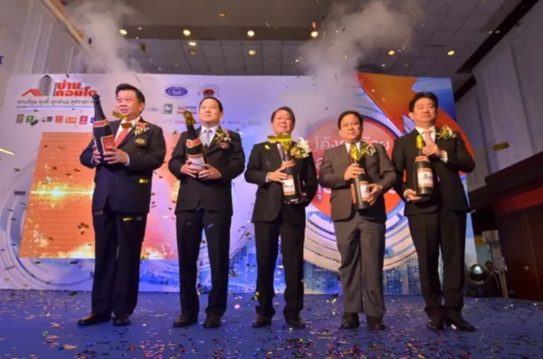 นายวิสุทธิ์ ศรีสุพรรณ (กลาง) รัฐมนตรีช่วย...