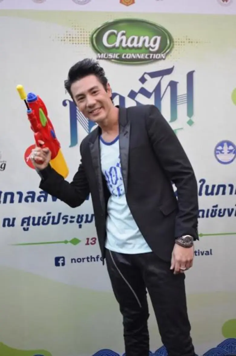 กรี๊ด...หวิดห้างแตก!! เมื่อหนุ่มหล่อขั้นเ...