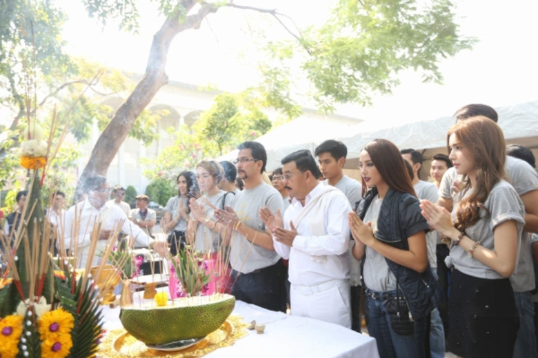 ภาพข่าว: โอริเวอร์ นำทีมนักแสดง-ทีมงาน บวงสรวงเปิดกล้องละครเรื่อง “มือเหนือเมฆ” (The Last Legend)