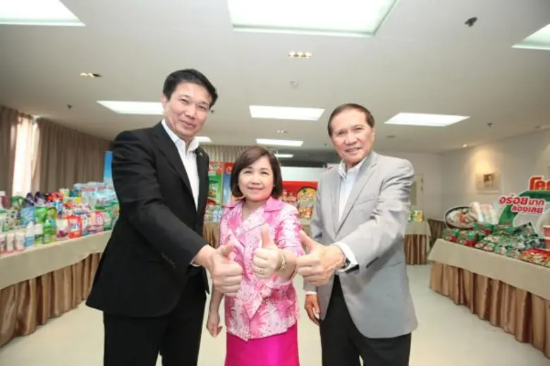 นายบุญชัย โชควัฒนา (ขวา) ประธานกรรมการ บร...